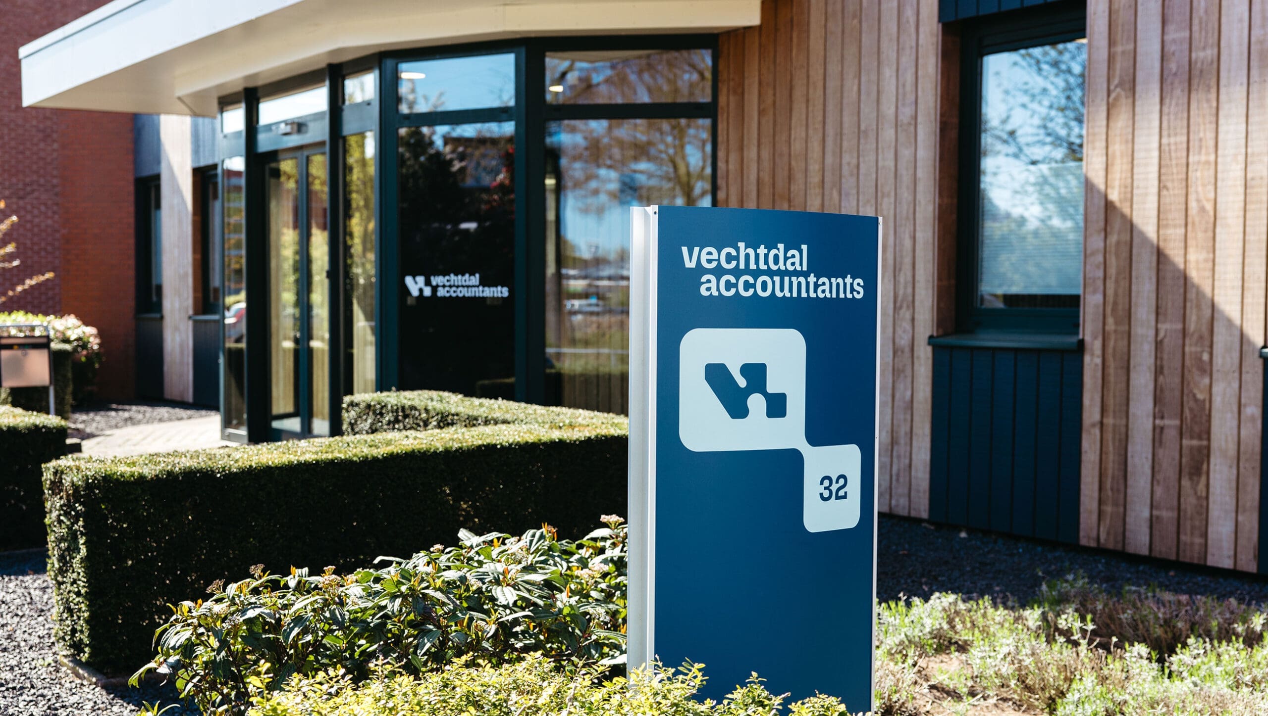 Buitenkant van kantoorpand van Vechtdal Accountants in Ommen